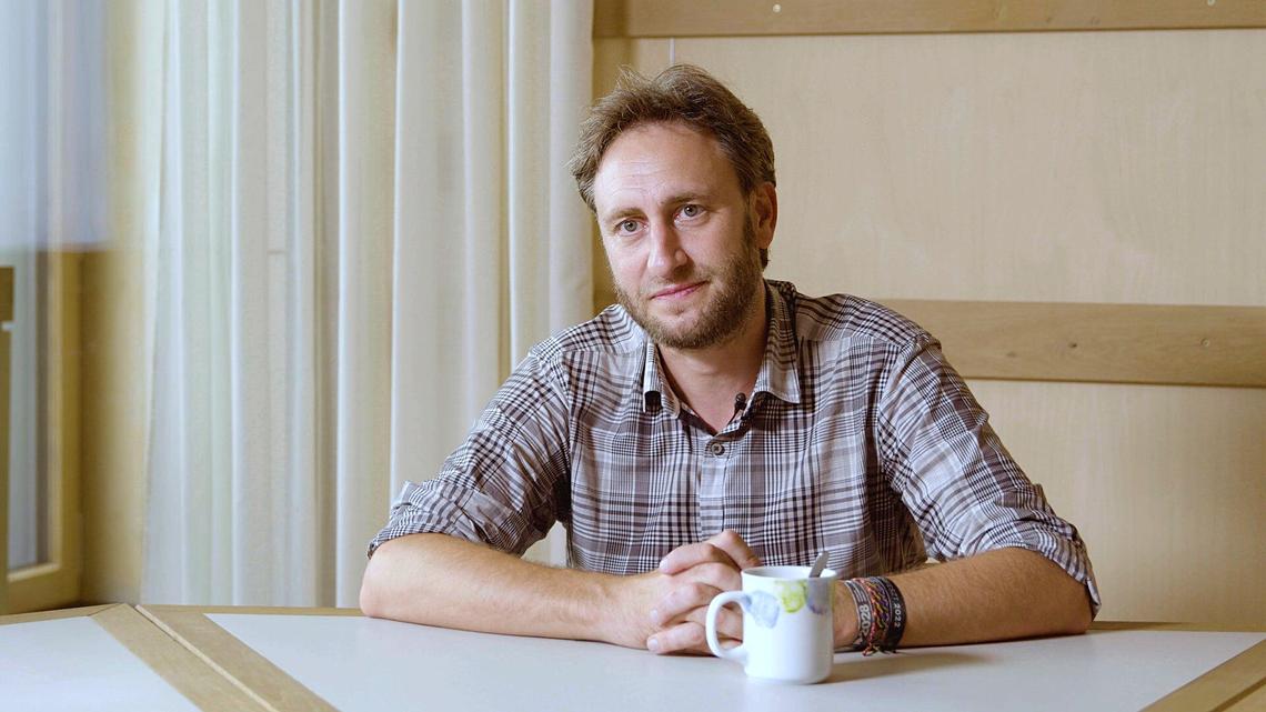Desde las universidades y think tanks a los centros sociales alternativos, Vincent Liegey es uno de los grandes animadores del decrecimiento a nivel europeo. Es cofundador de la cooperativa Cargonomía, un centro logístico y de distribución de mercancías y alimentos mediante bicicletas de carga en Budapest. Ingeniero, investigador interdisciplinar y ensayista, es autor de múltiples artículos y libros en torno al decrecimiento.